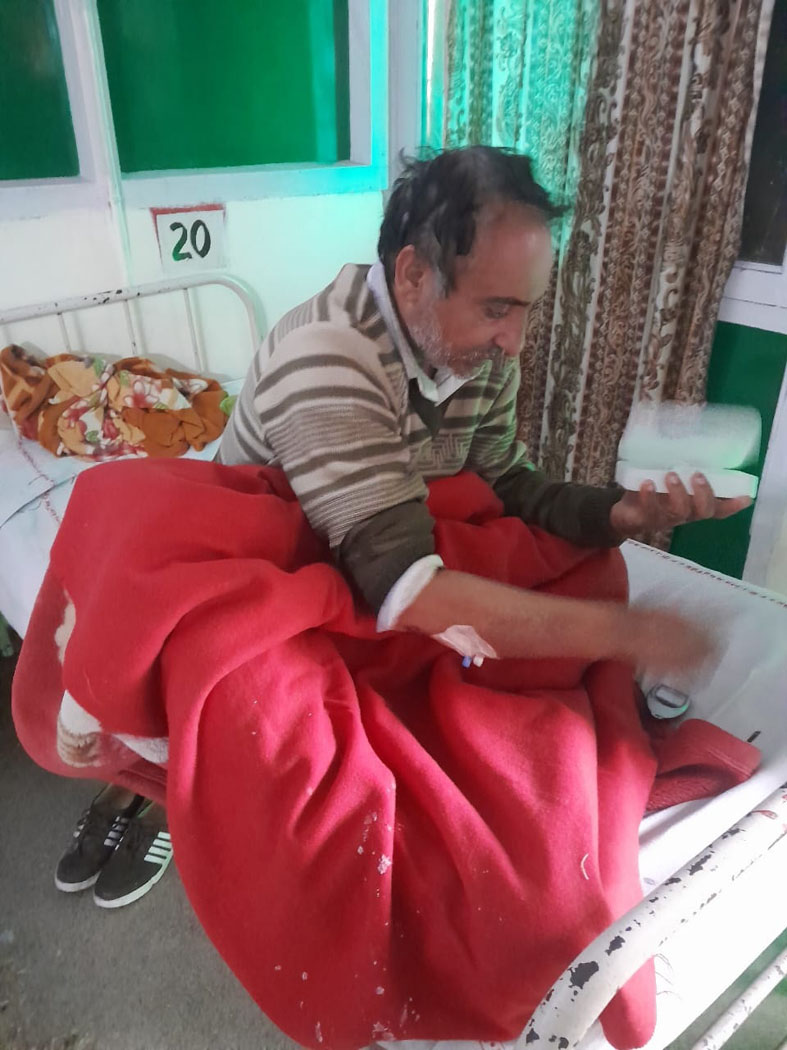 नचार खेड़ा का जगदीप जिसकी आंख की पुतली का आप्रेशन रोहतक पीजीआई में हुआ। नचार खेड़ा का जगदीप जिसकी आंख की पुतली का आप्रेशन रोहतक पीजीआई में हुआ।