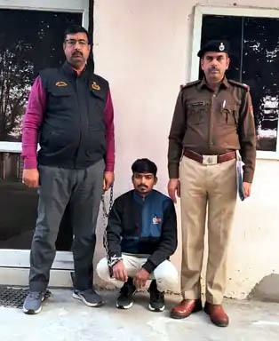 गिरफ्तार किया गया आरोपी व पुलिस