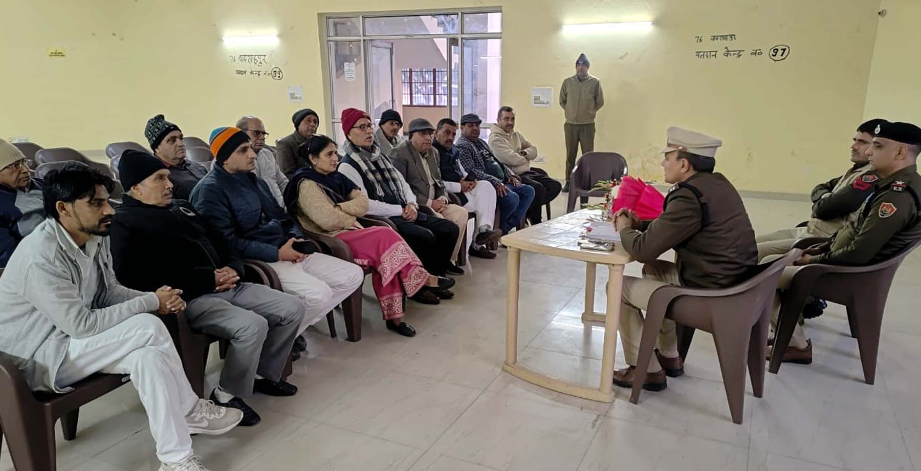 फोटो नंबर-07: गुरुग्राम में आरडब्ल्यूए प्रतिनिधियों के साथ बैठक करते पुलिस अधिकारी। फोटो नंबर-07: गुरुग्राम में आरडब्ल्यूए प्रतिनिधियों के साथ बैठक करते पुलिस अधिकारी।