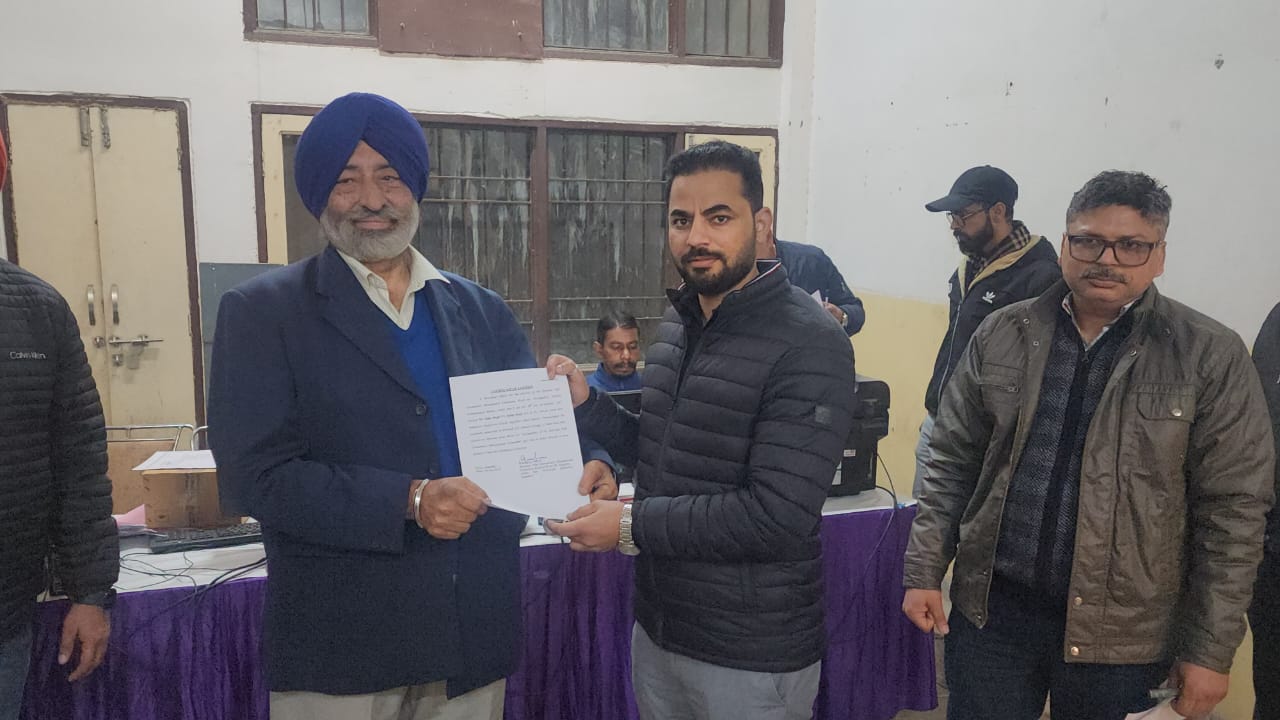 जीत प्रमाण पत्र लेते हुए जोगा सिंह जगाधरी से जीत प्रमाण पत्र लेते हुए जोगा सिंह जगाधरी से