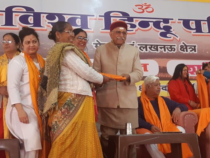 दिनेशचन्द्र का स्वागत करती दुर्गा वाहिनी की बहनें दिनेशचन्द्र का स्वागत करती दुर्गा वाहिनी की बहनें