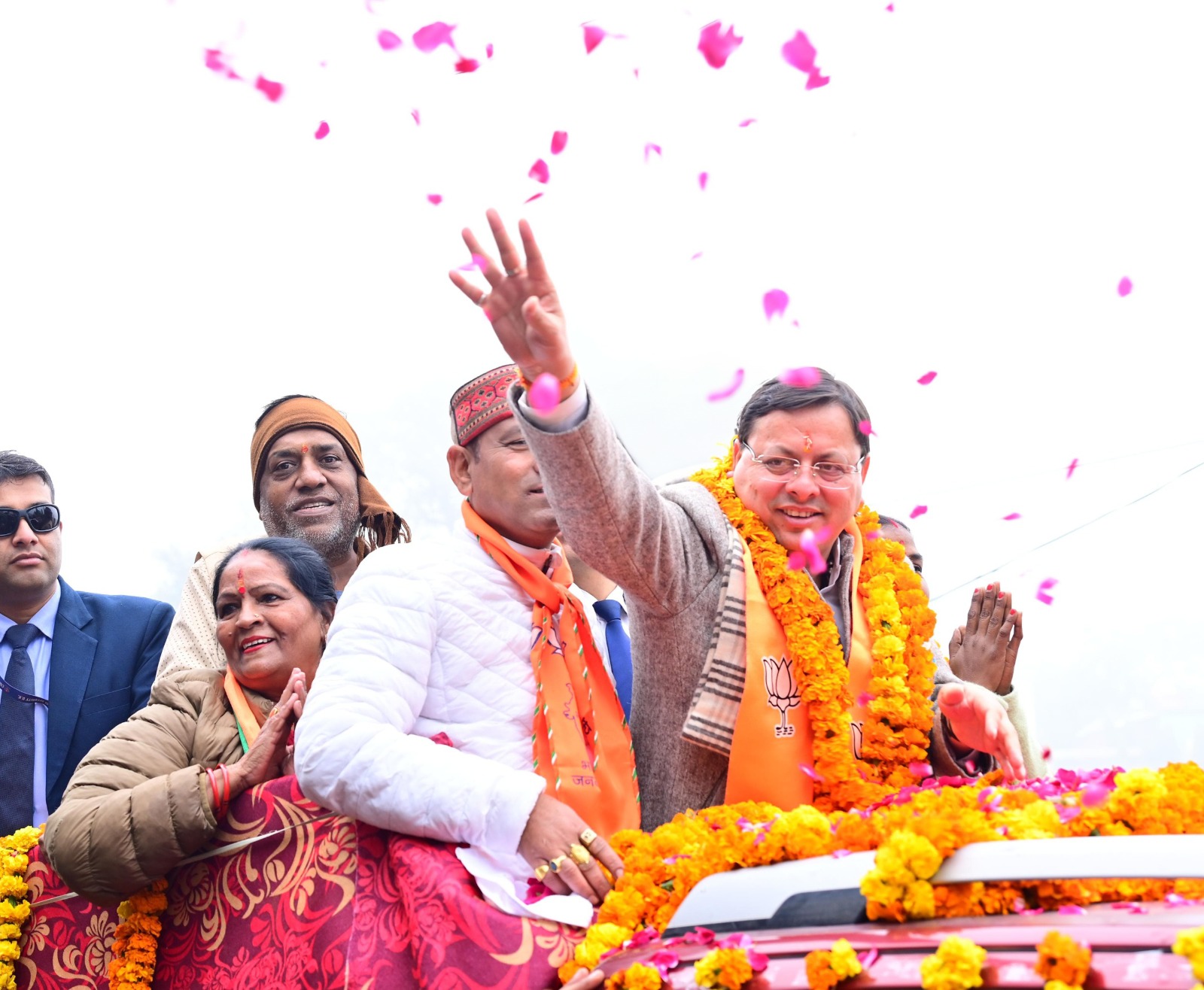 मुख्यमंत्री पुष्कर सिंह धामी बनबसा में रोड शो करते हुए। मुख्यमंत्री पुष्कर सिंह धामी बनबसा में रोड शो करते हुए।