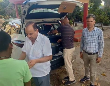 कुष्ठ आश्रम में भोजन वितरण कुष्ठ आश्रम में भोजन वितरण