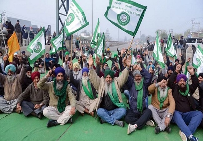 अनशन पर बैठे किसान नेताओं को सांकेतिक फोटो।