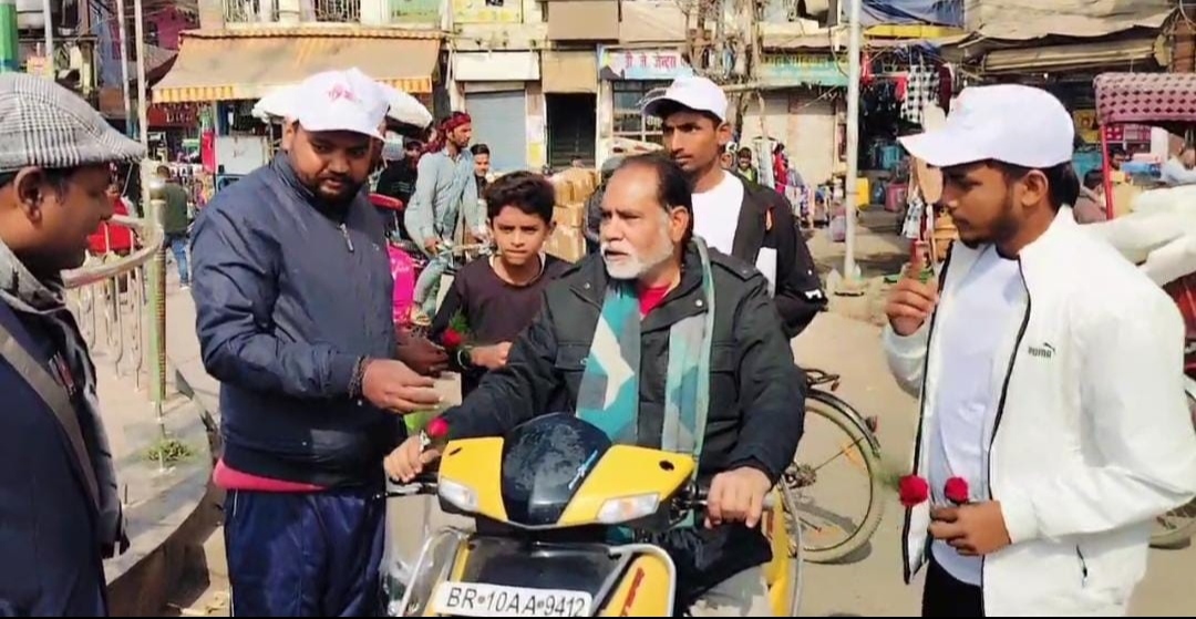 वाहन चालकों को जागरूक करते युवक वाहन चालकों को जागरूक करते युवक