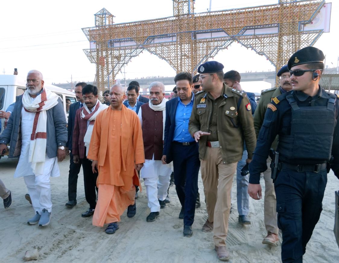 मेला क्षेत्र का भ्रमण करते मुख्यमंत्री योगी आदित्यनाथ मेला क्षेत्र का भ्रमण करते मुख्यमंत्री योगी आदित्यनाथ