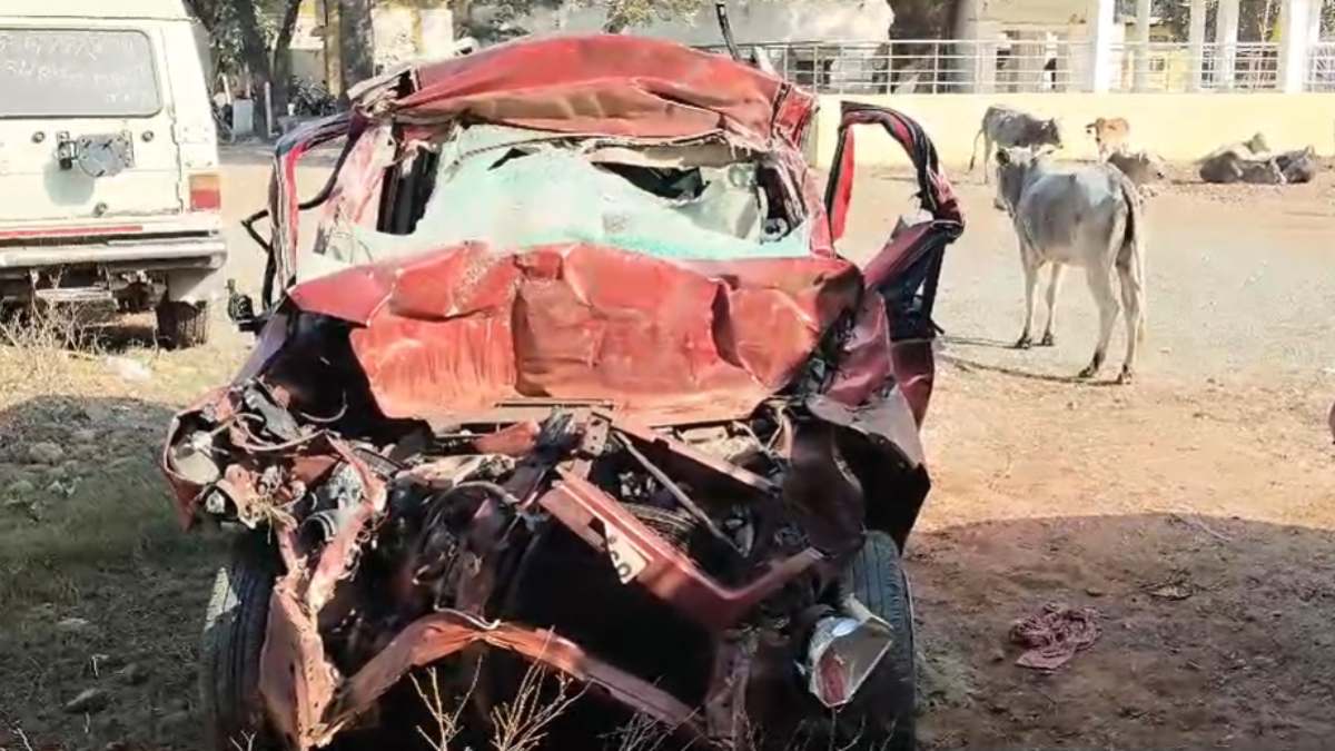 तेज रफ्तार कार काे अज्ञात वाहन ने मारी टक्कर