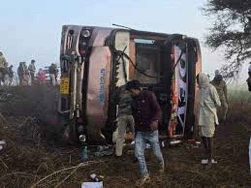 नेशनल हाईवे पर घने कोहरे के कारण बस पलटी नेशनल हाईवे पर घने कोहरे के कारण बस पलटी