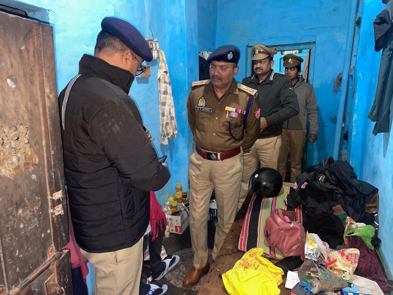 घटनास्थल की जांच करती पुलिस घटनास्थल की जांच करती पुलिस