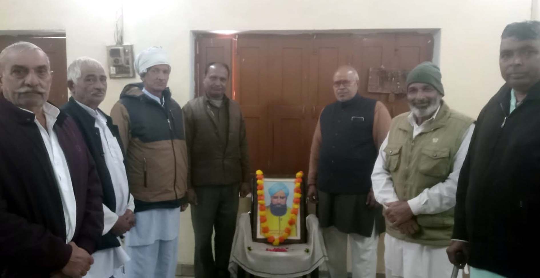 लाला हुकम चंद जैन के चित्र पर पुष्प अर्पित करते महेन्द्र पाल सिंह यादव व अन्य। लाला हुकम चंद जैन के चित्र पर पुष्प अर्पित करते महेन्द्र पाल सिंह यादव व अन्य।