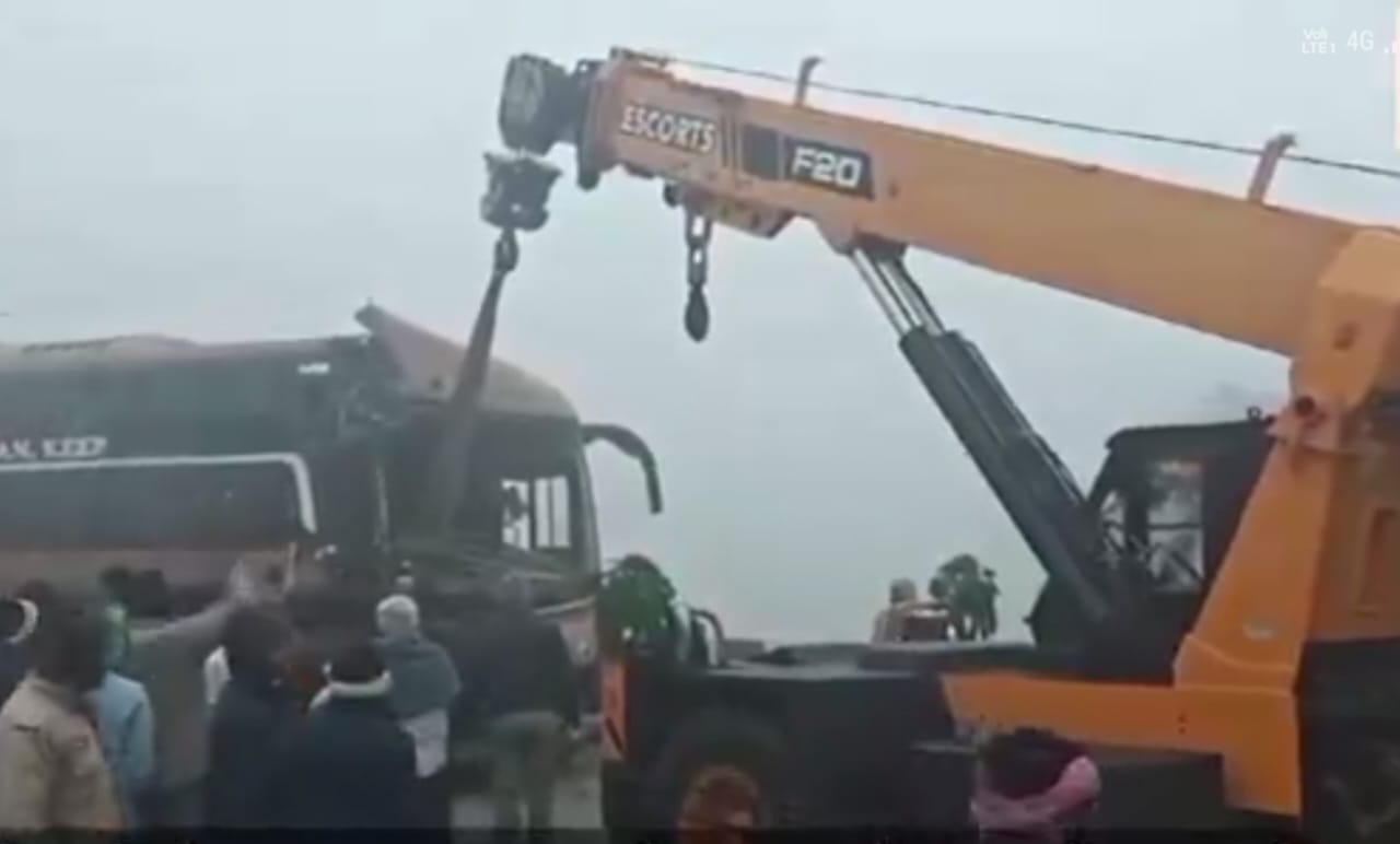 क्षतिग्रस्त बस व ट्रक को क्रेन से हटवाती पुलिस क्षतिग्रस्त बस व ट्रक को क्रेन से हटवाती पुलिस