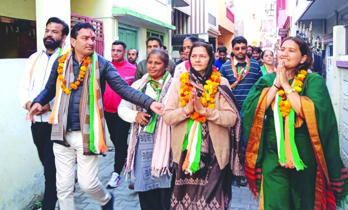 जनसम्पर्क करते कांग्रेस प्रत्याशी जनसम्पर्क करते कांग्रेस प्रत्याशी