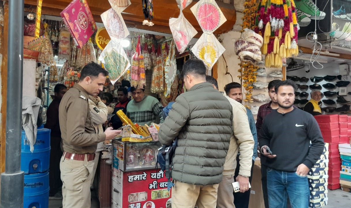 सदर कोतवाली क्षेत्र के बुध बाजार चौराहे पर हार गोटा कार्नर पर हार लूट के बाद माैके पर पहुंचीं पुलिस सदर कोतवाली क्षेत्र के बुध बाजार चौराहे पर हार गोटा कार्नर पर हार लूट के बाद माैके पर पहुंचीं पुलिस