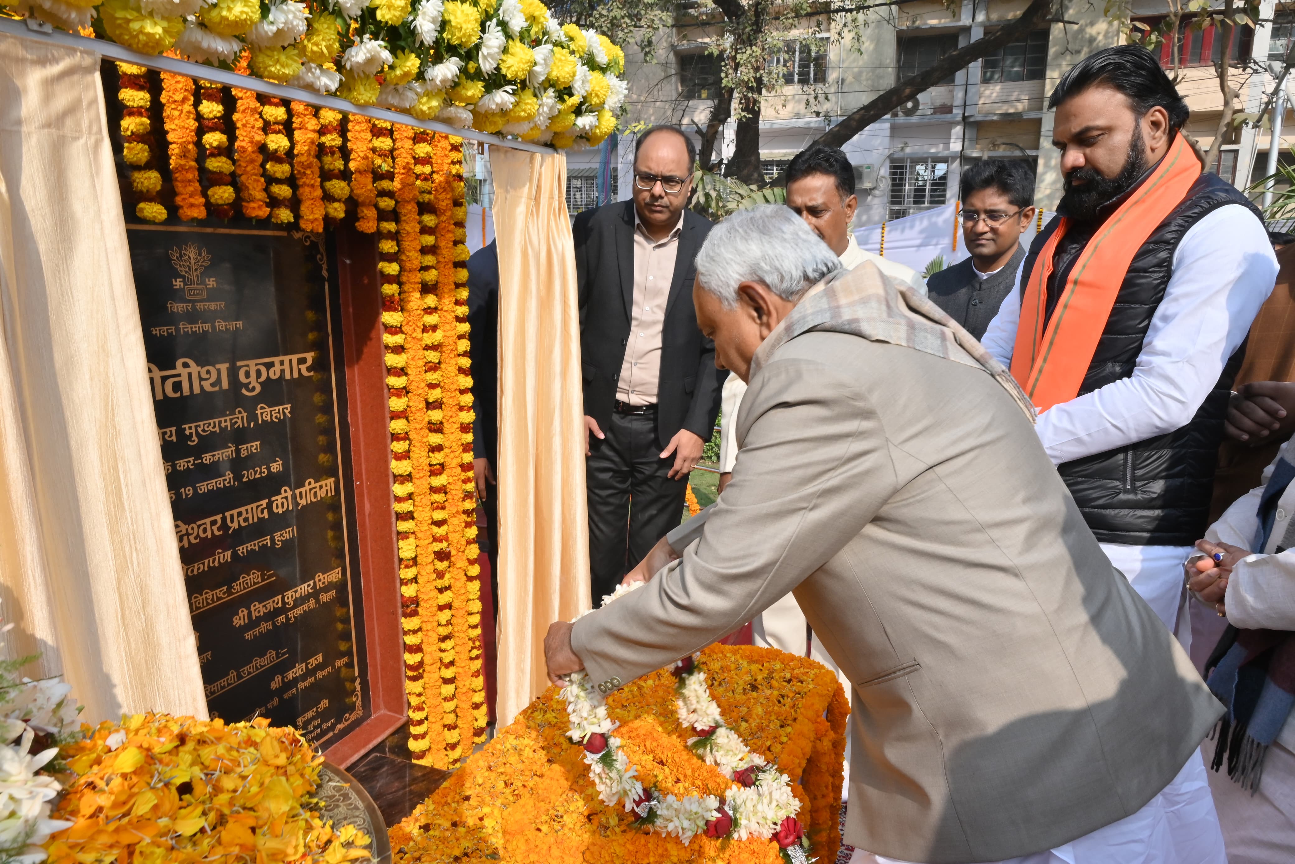 पूर्व राज्यपाल स्व सिदेश्वर की प्रतिमा का अनावरण करते मुख्यमंत्री