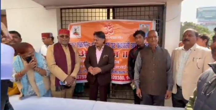 विधायक राजेश्वर सिंह माधव सेवा आश्रम में खिचड़ी भोज के दौरान विधायक राजेश्वर सिंह माधव सेवा आश्रम में खिचड़ी भोज के दौरान