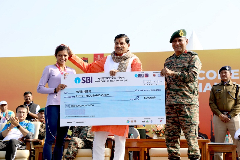 मुख्यमंत्री डॉ.मोहन यादव ने भोपाल में हुई आर्मी मैराथन के विजेताओं को पुरस्कृत किया मुख्यमंत्री डॉ.मोहन यादव ने भोपाल में हुई आर्मी मैराथन के विजेताओं को पुरस्कृत किया