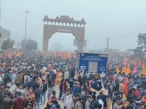 खाटूश्यामजी के तोरण द्वार पर बुधवार तड़के से भारी भीड़ रही। खाटूश्यामजी के तोरण द्वार पर बुधवार तड़के से भारी भीड़ रही।