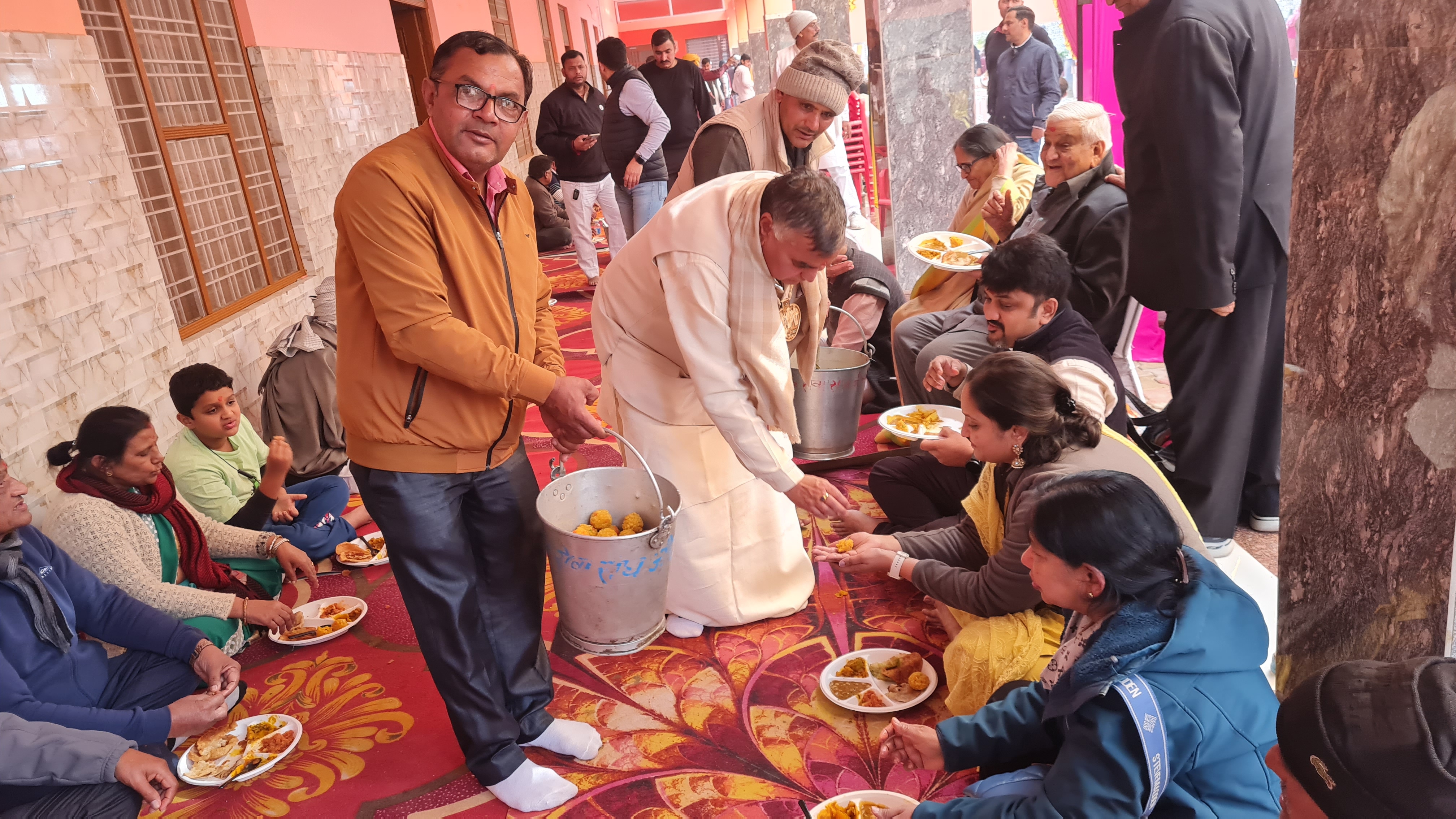 सांसद सतपाल ब्रह्मचारी भंडारे में स्वयं श्रद्धालुओं में प्रसाद वितरण करते हुए। सांसद सतपाल ब्रह्मचारी भंडारे में स्वयं श्रद्धालुओं में प्रसाद वितरण करते हुए।