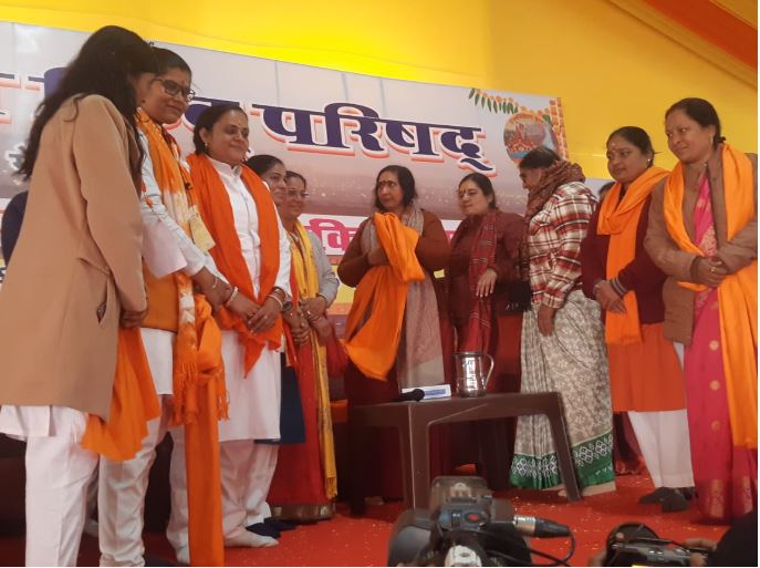 साध्वी ऋतम्भरा की स्वागत करती दुर्गा वाहिनी की बहनें साध्वी ऋतम्भरा की स्वागत करती दुर्गा वाहिनी की बहनें