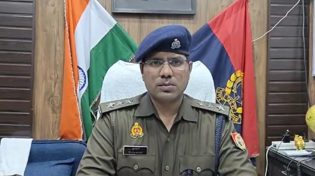 घटना की जानकारी देते एसीपी घटना की जानकारी देते एसीपी