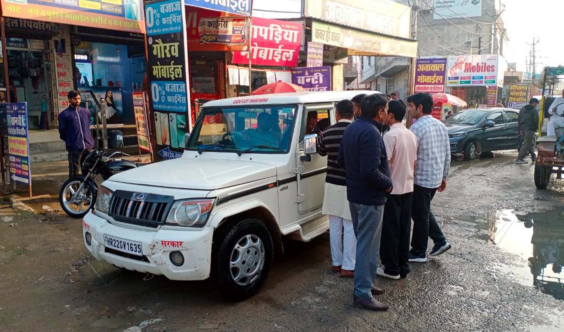 आदमपुर में जाम के दौरान वन विभाग फतेहाबाद की गाड़ी को जाने से रोकते दुकानदार। आदमपुर में जाम के दौरान वन विभाग फतेहाबाद की गाड़ी को जाने से रोकते दुकानदार।