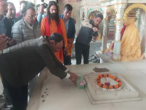 दर्शन करते हुए बैरवा। दर्शन करते हुए बैरवा।