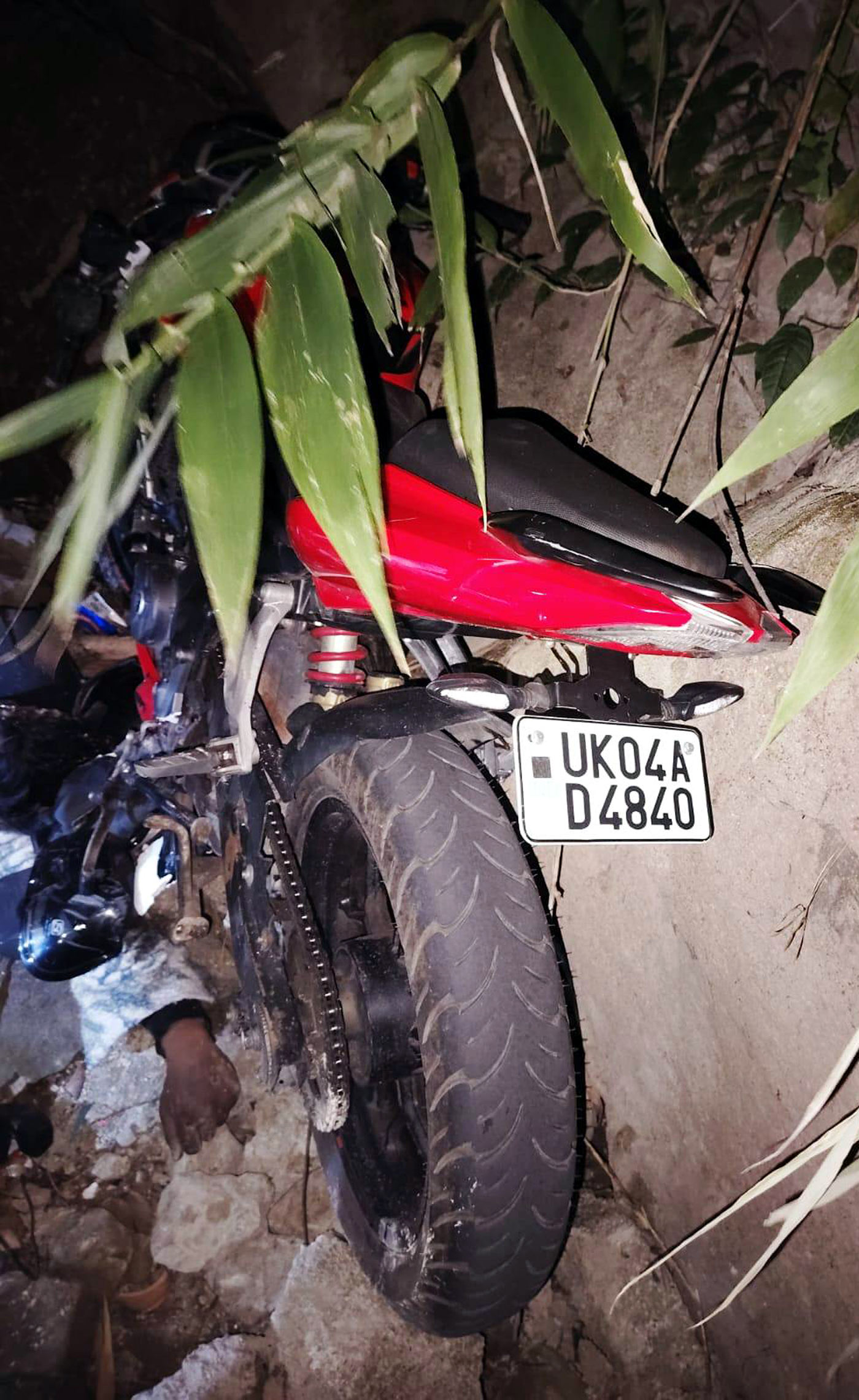 दुर्घटनाग्रस्त बाइक। दुर्घटनाग्रस्त बाइक।