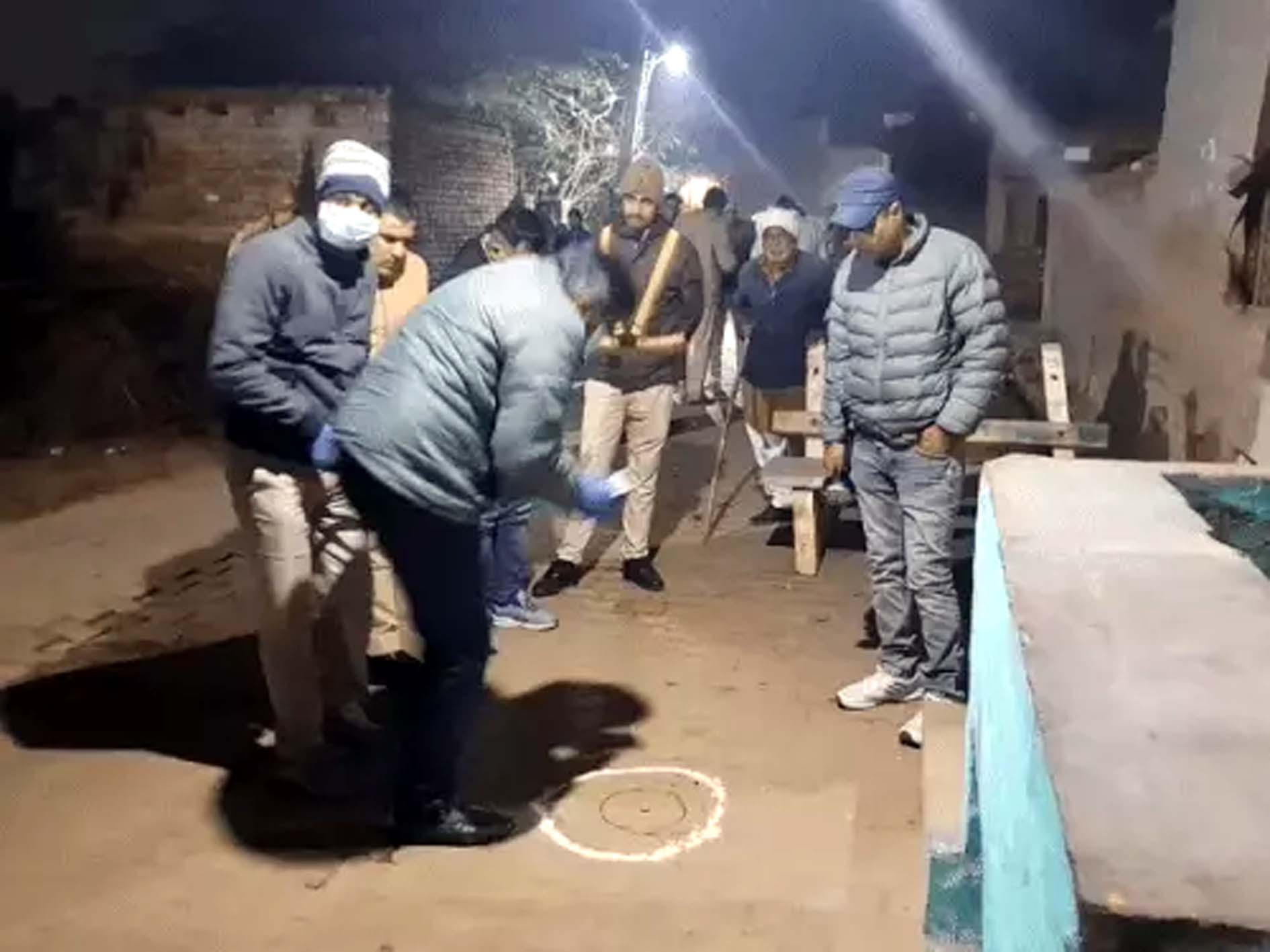 हत्या के बाद मौके पर पहुंची पुलिस जांच करते हुए। हत्या के बाद मौके पर पहुंची पुलिस जांच करते हुए।