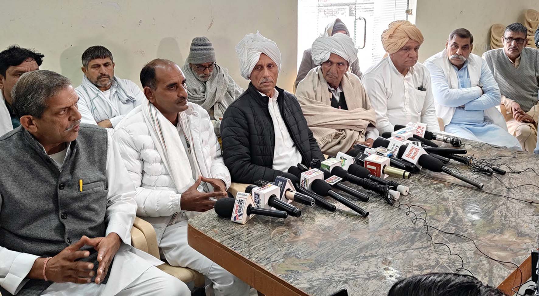 पत्रकारों से बातचीत करते महम चौबीसी खाप के प्रमुख प्रतिनिधि रामफल राठी, साथ हैं विभिन्न खापों के प्रतिनिधि। पत्रकारों से बातचीत करते महम चौबीसी खाप के प्रमुख प्रतिनिधि रामफल राठी, साथ हैं विभिन्न खापों के प्रतिनिधि।