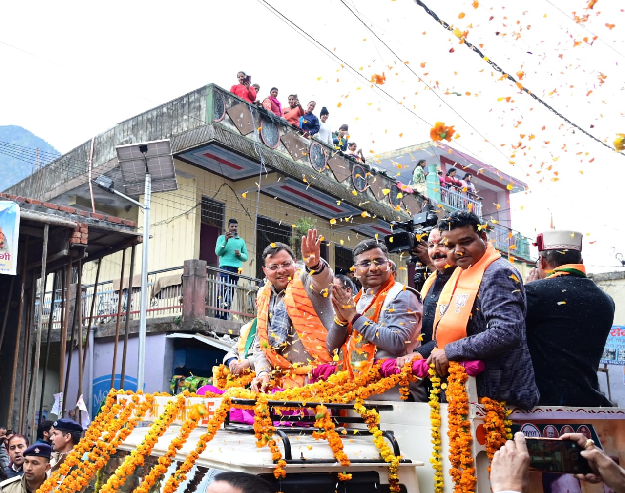 मुख्यमंत्री पुष्कर सिंह धामी उत्तरकाशी में जनसभा और रोड-शो करते। मुख्यमंत्री पुष्कर सिंह धामी उत्तरकाशी में जनसभा और रोड-शो करते।
