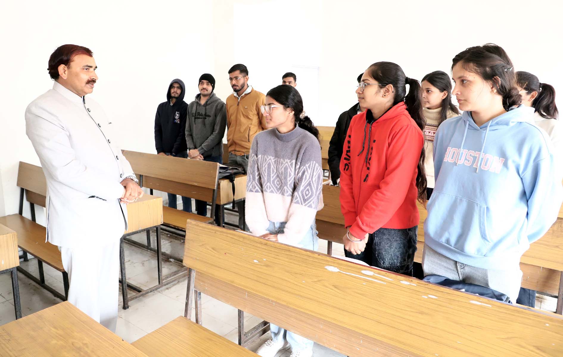 विद्यार्थियों से सीधा संवाद करते कुलपति प्रो. नरसी राम बिश्नोई। विद्यार्थियों से सीधा संवाद करते कुलपति प्रो. नरसी राम बिश्नोई।