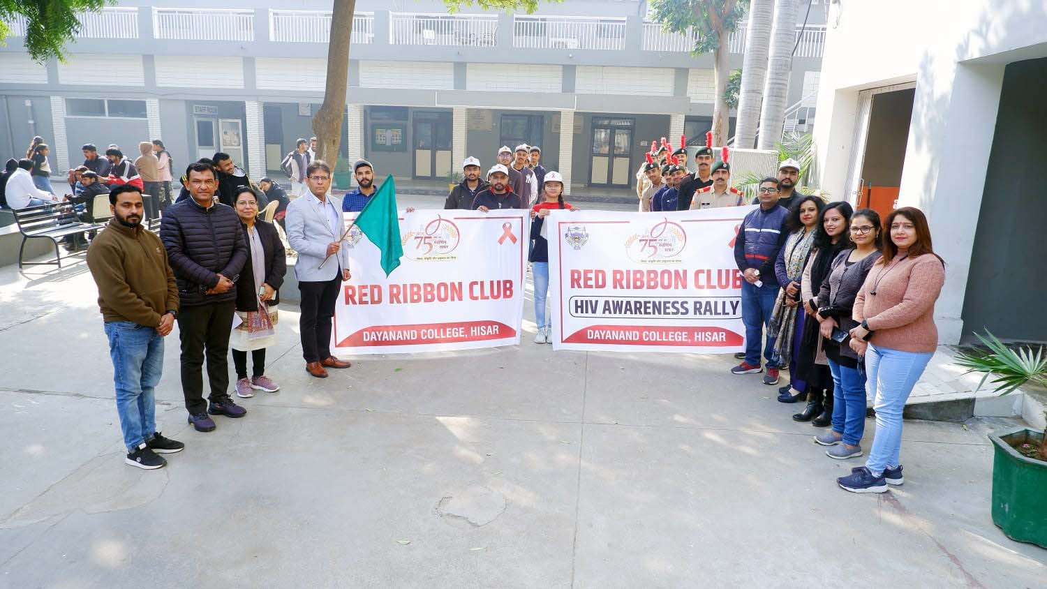 जागरूकता रैली निकालते एनसीसी स्वयंसेवक। जागरूकता रैली निकालते एनसीसी स्वयंसेवक।