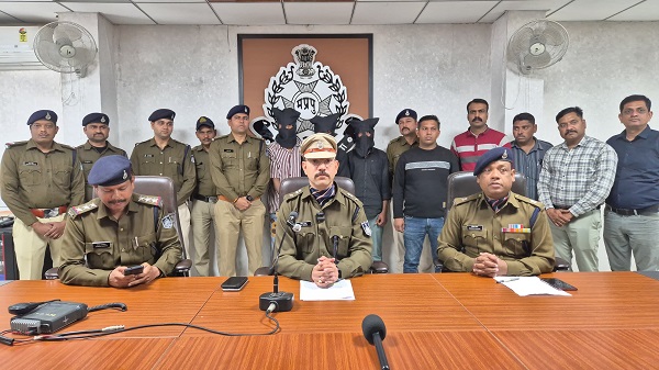 रतलाम: शादी वाले घर से नौकर ने की थी तीन साथियों के साथ मिलकर 50 लाख की चोरी रतलाम: शादी वाले घर से नौकर ने की थी तीन साथियों के साथ मिलकर 50 लाख की चोरी