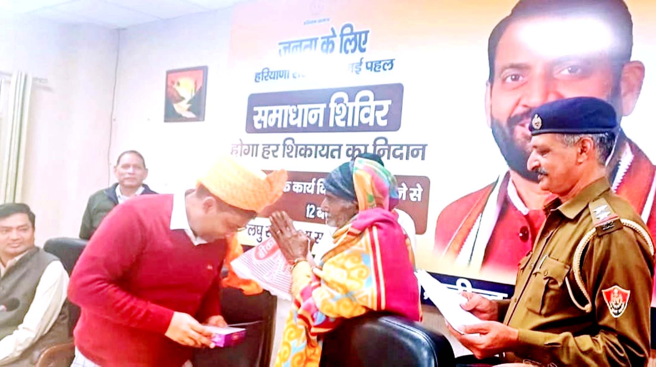 डीसी को पगड़ी पहना कर स्वागत करते हुए। डीसी को पगड़ी पहना कर स्वागत करते हुए।