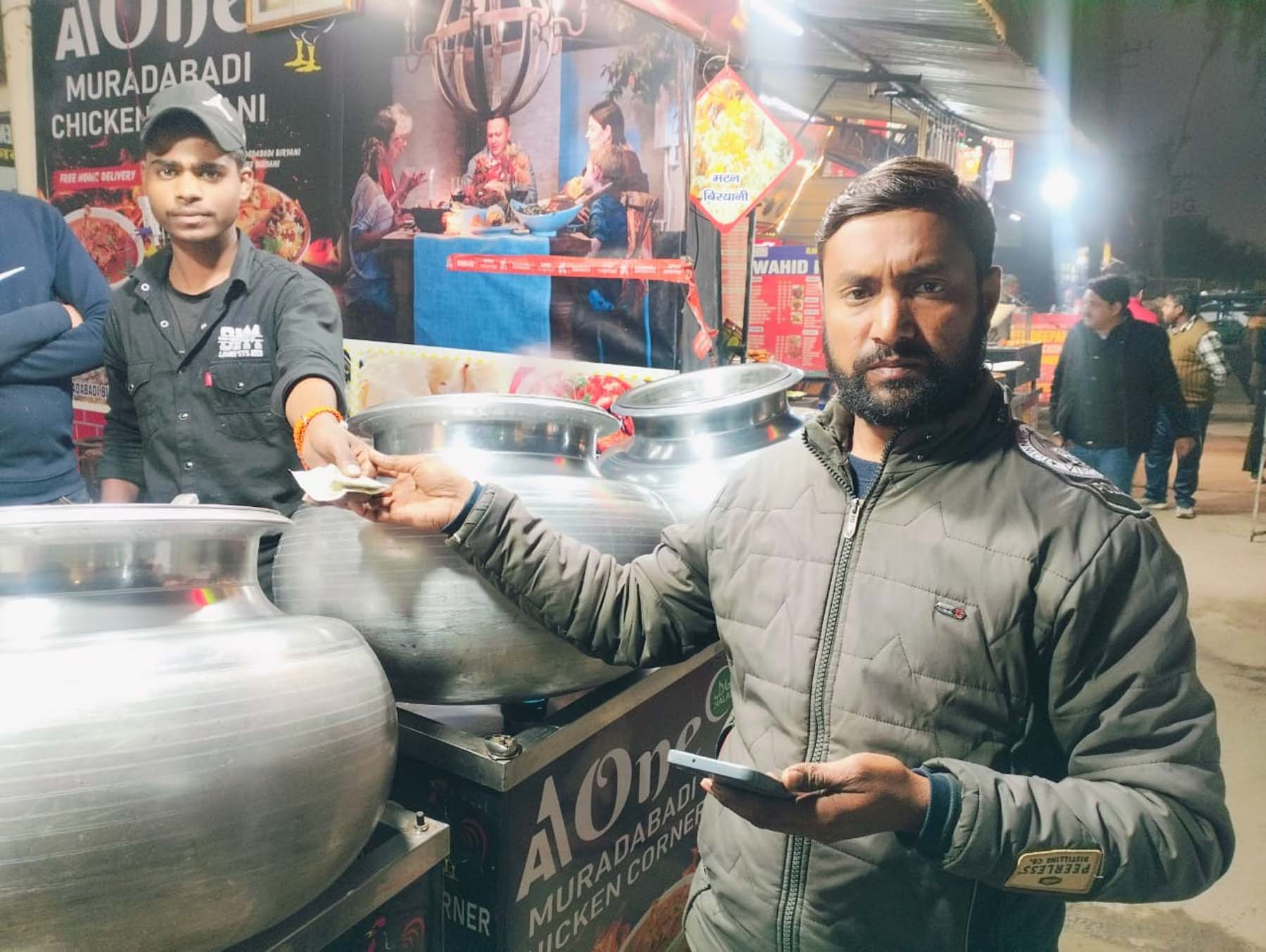 फोटो नंबर-06: गुरुग्राम में पॉलीथीन के उपयोग पर दुकानदार का चालान काटते निगमकर्मी। फोटो नंबर-06: गुरुग्राम में पॉलीथीन के उपयोग पर दुकानदार का चालान काटते निगमकर्मी।