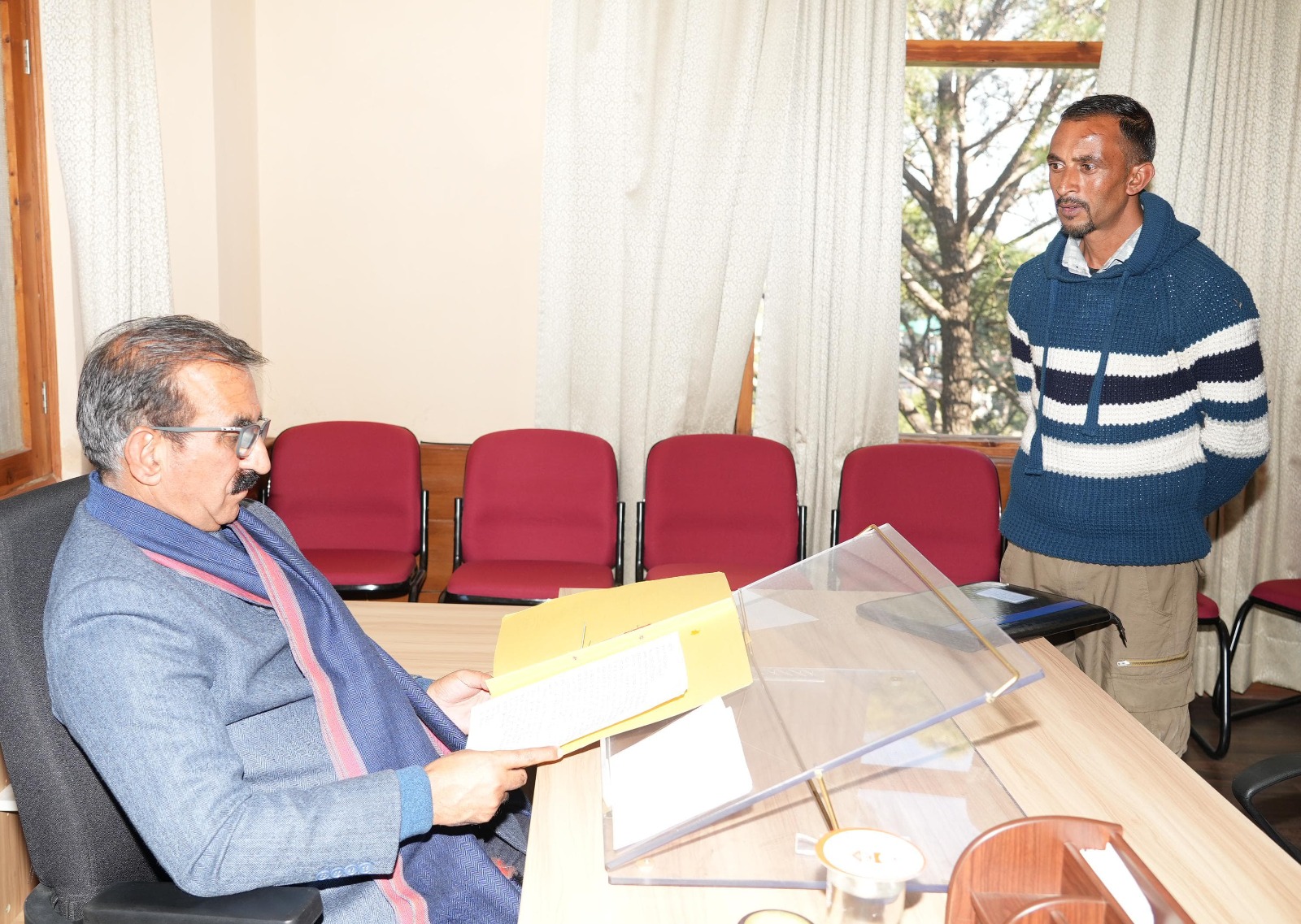 मुख्यमंत्री धर्मशाला में जनसमस्याएं सुनते हुए। मुख्यमंत्री धर्मशाला में जनसमस्याएं सुनते हुए।