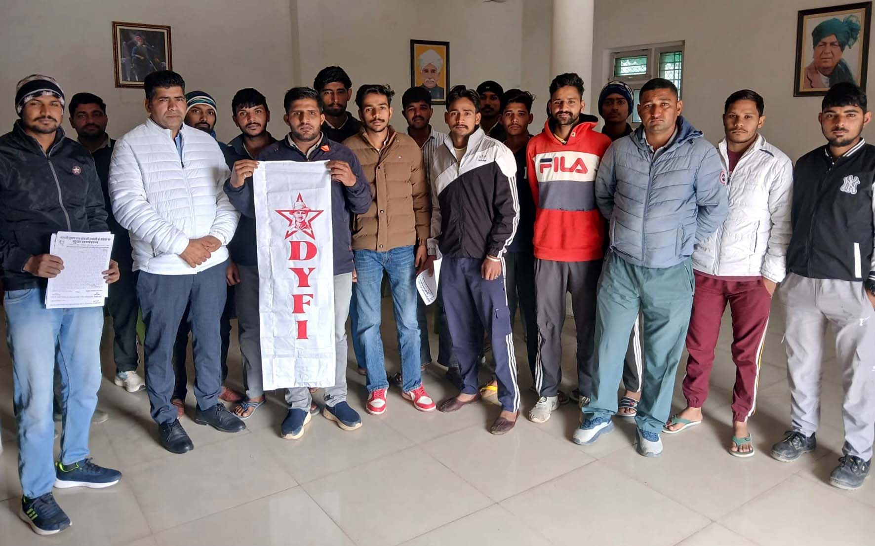गांव डोभी में आयोजित युवा सम्मेलन में उपस्थित जनवादी नौजवान सभा के सदस्य। गांव डोभी में आयोजित युवा सम्मेलन में उपस्थित जनवादी नौजवान सभा के सदस्य।