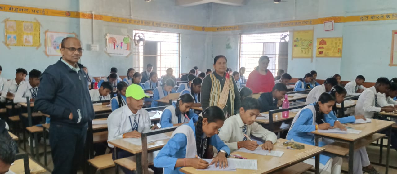 शासकीय उमावि बिरेतरा में परीक्षा दिलाते हुए विद्यार्थी। शासकीय उमावि बिरेतरा में परीक्षा दिलाते हुए विद्यार्थी।