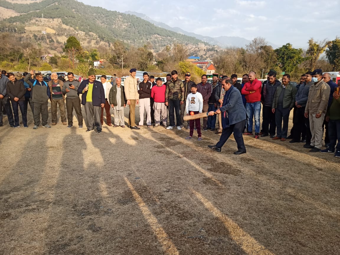 बच्चों के साथ क्रिकेट खेलने मुख्यमंत्री बच्चों के साथ क्रिकेट खेलने मुख्यमंत्री