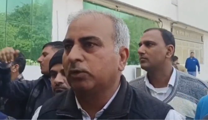पटवार संगठन के जिला प्रधान दिलबाग ढुल जानकारी देते हुए पटवार संगठन के जिला प्रधान दिलबाग ढुल जानकारी देते हुए