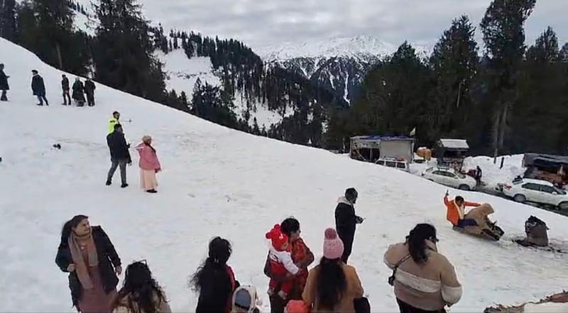 भद्रवाह के प्रसिद्ध गुलदांडा घास के मैदान में पर्यटकों की भारी भीड़ उमड़ी भद्रवाह के प्रसिद्ध गुलदांडा घास के मैदान में पर्यटकों की भारी भीड़ उमड़ी