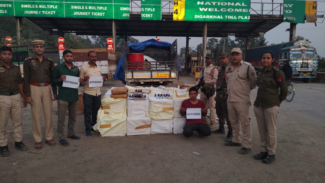 दिघारखाल टोल गेट पर पुलिस द्वारा पकड़े गए भारी मात्रा में मादक पदार्थों की तस्वीर। दिघारखाल टोल गेट पर पुलिस द्वारा पकड़े गए भारी मात्रा में मादक पदार्थों की तस्वीर।