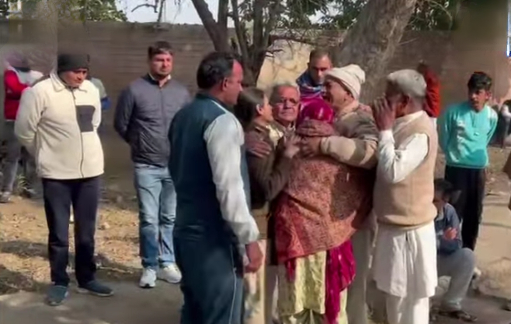 सामान्य अस्पताल में विलाप करते सोनू के परिजन। सामान्य अस्पताल में विलाप करते सोनू के परिजन।