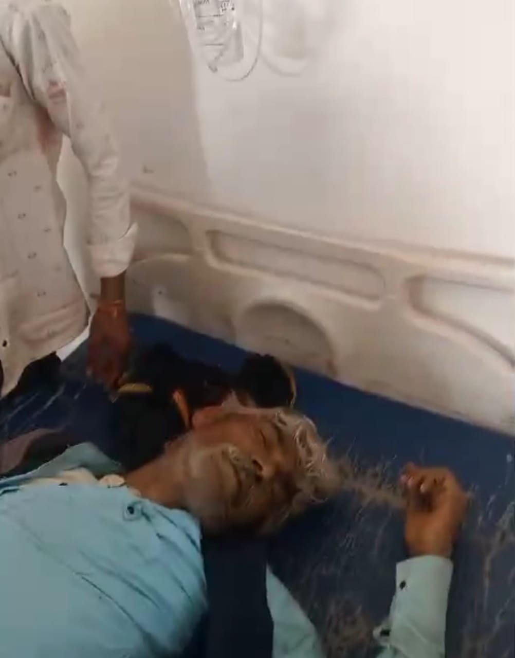 सवार दो व्यक्ति घायल, एक की हालत गंभीर सवार दो व्यक्ति घायल, एक की हालत गंभीर