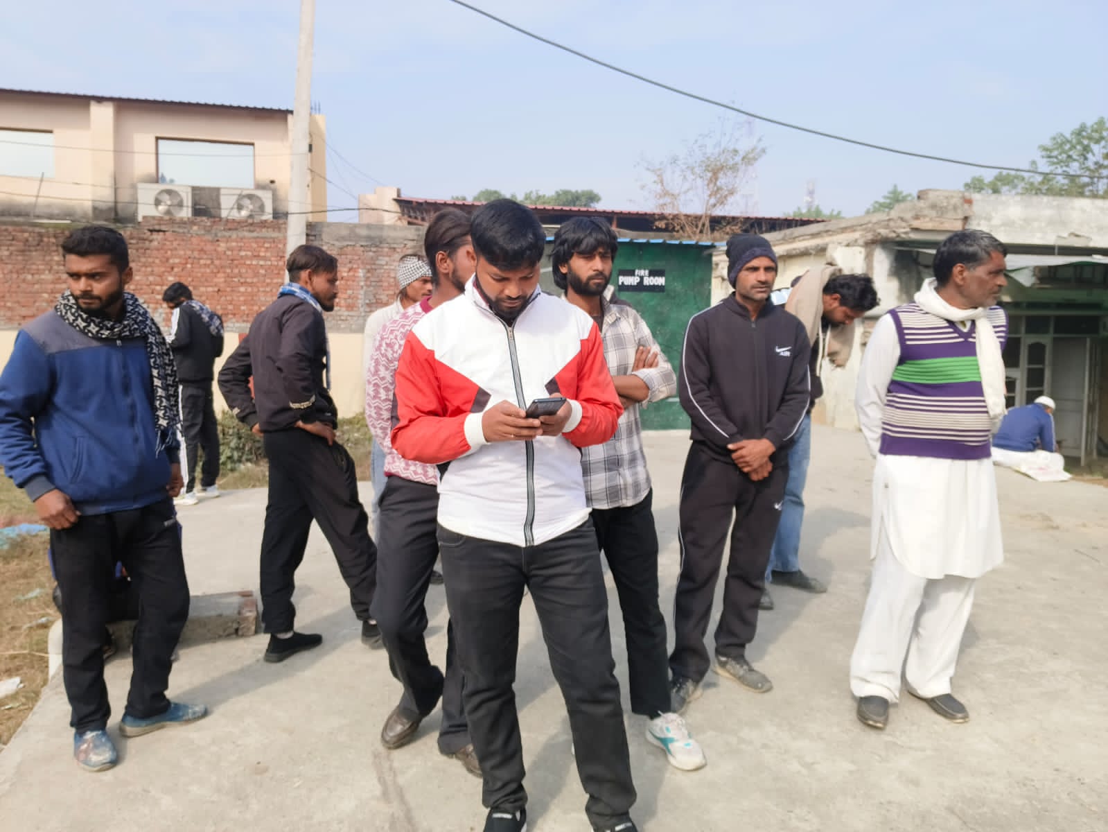 पोस्टमार्टम कराते हुए परिजन पोस्टमार्टम कराते हुए परिजन