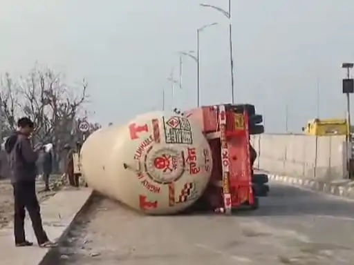 खाली टैंकर हाईवे पर पलटा खाली टैंकर हाईवे पर पलटा