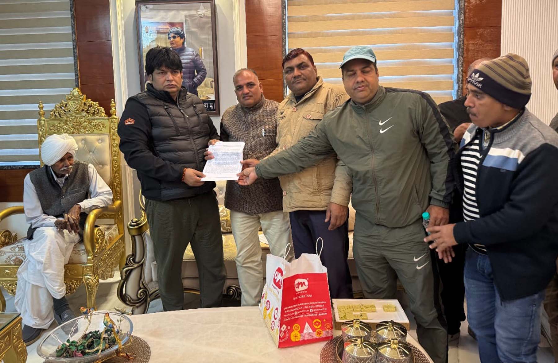 फोटो नंबर-02: गुरुग्राम में विधायक को ज्ञापन सौंपते मुंजाल शोवा के श्रमिक। फोटो नंबर-02: गुरुग्राम में विधायक को ज्ञापन सौंपते मुंजाल शोवा के श्रमिक।