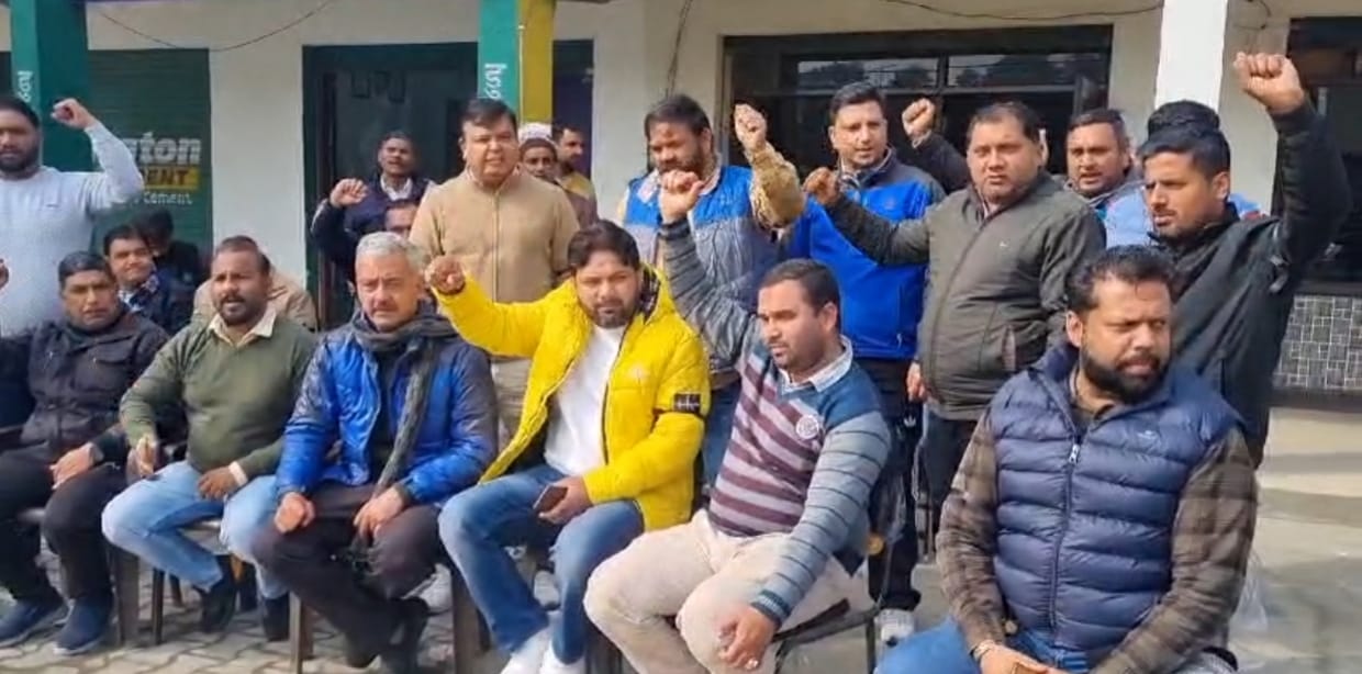 प्रदर्शन करते पटवारी प्रदर्शन करते पटवारी