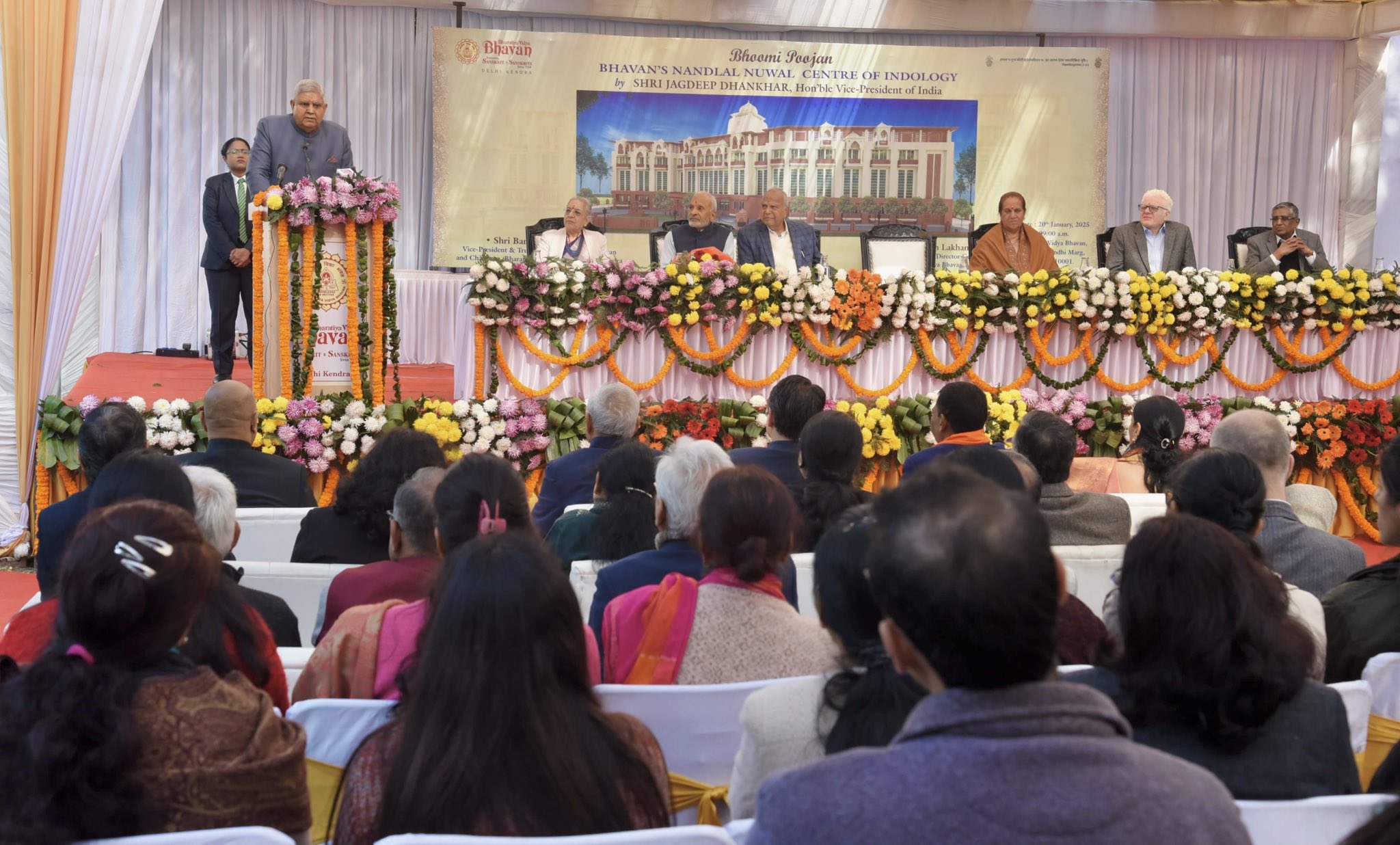 उपराष्ट्रपति जगदीप धनखड़ सोमवार को नई दिल्ली के भारतीय विद्या भवन में समारोह को संबोधित करते हुए उपराष्ट्रपति जगदीप धनखड़ सोमवार को नई दिल्ली के भारतीय विद्या भवन में समारोह को संबोधित करते हुए