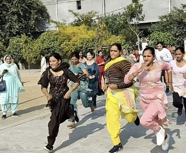 20 Snp-5 सोनीपत: ग्रामीण खेलकूद प्रतियोगिता में भाग लेती महिलाएं। 20 Snp-5 सोनीपत: ग्रामीण खेलकूद प्रतियोगिता में भाग लेती महिलाएं।